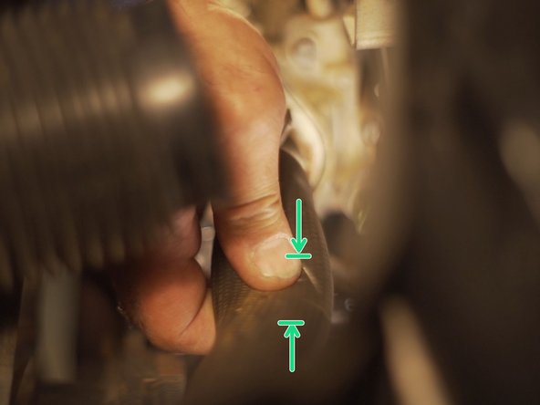 
Under the air inlet there is a hose, by pressing it we will know if the coolant is still hot or not
