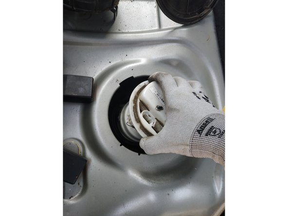 puis retirer la pompe en l'inclinant pour faire passer le flotteur de jauge