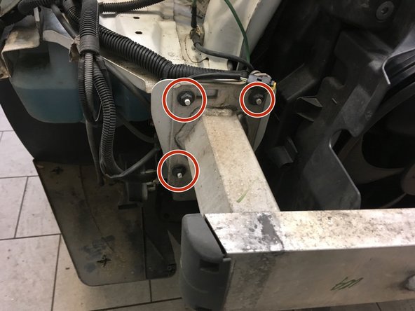 Deviser les 6 vis de 15 de la traverse