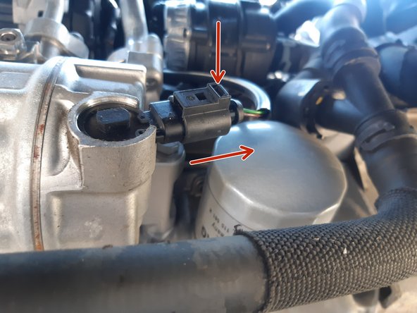 Dépose la prise de commande de climatisation situé juste devant le filtre à huile