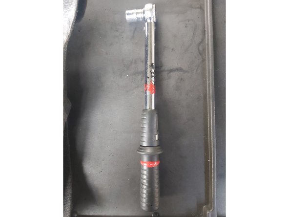 Installez l'étrier de frein et fixez-le. Utilisez la clé HEX n° H7.