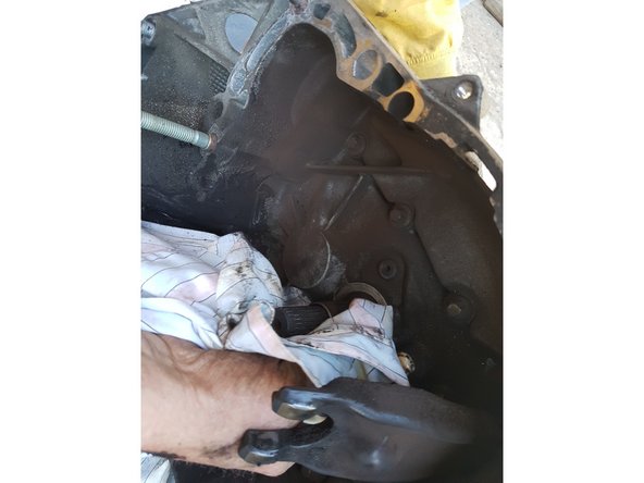 Nettoyer l'axe pour préparer la mise en place de la nouvelle butée.