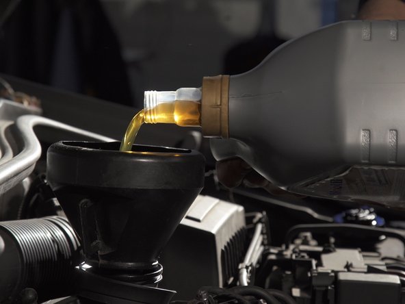 Verser environ 4.3 litres d'huile