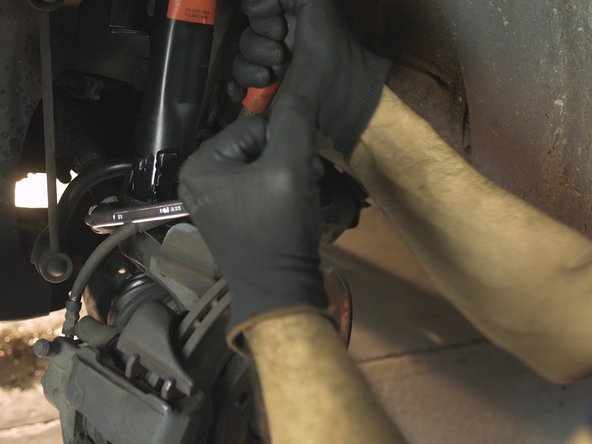 Resserrer la vis et l'écrou à l'aide de la clé à pipe de 18 et la douille XZN M14