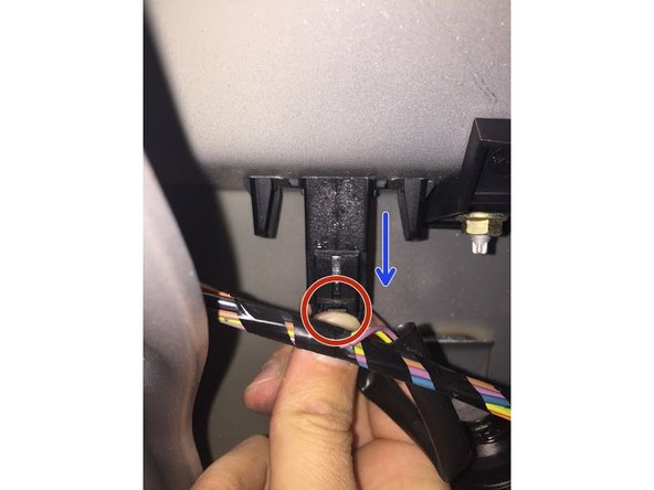 
It is advisable to unplug it before taking it out (2nd photo), to press on the lower part (in red) then pull (in blue).
