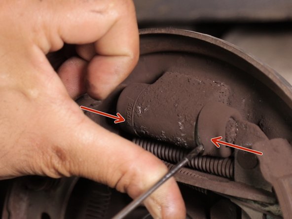 Vérifier si il reste de la matière sur vos mâchoires pour une bonne utilisation du freinage, si le rivet est au niveau de la mâchoire cela veux dire que ces dernières sont usées. Dans le cas contraire tout est normal.