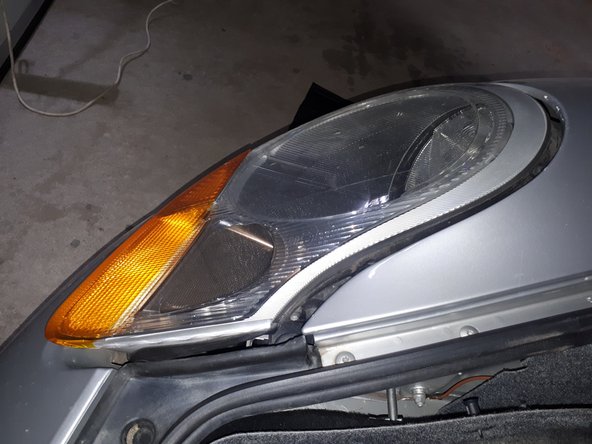 Une fois le phare déverrouillé, tirer le par l'avant pour le dégager de l'aile.