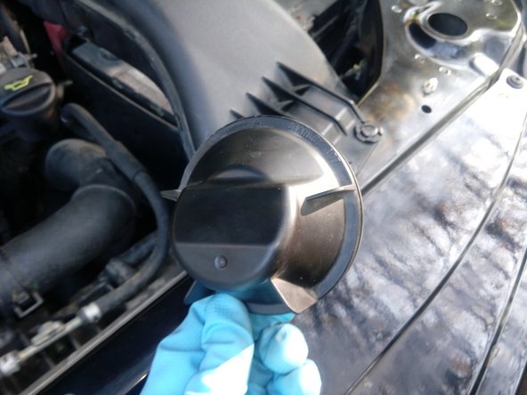 Dévisser le cache noir en plastique