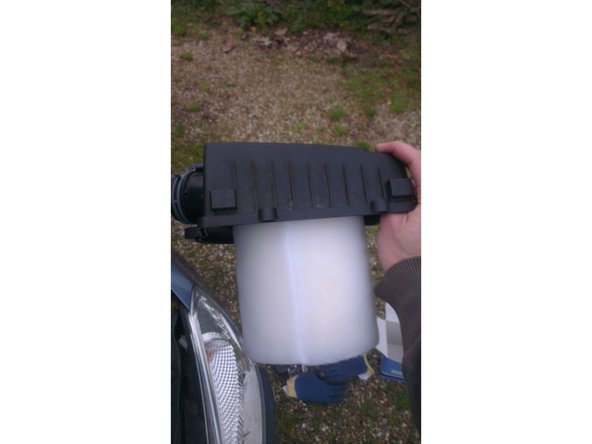 Ca peut être difficile, j'ai eu plus de facilité avec certaines marques qu'avec d'autres. Notamment au moment de tourner le filtre sur lui même, les encoches ne semblent par rentrer. On peut donc chanfreiner légèrement (avec un cutter) le début de l'encoche pour que la manipulation se fasse plus facilement.