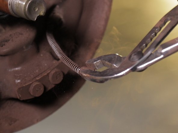 A l'aide de la pince multiprise, tirer sur le bout du câble tout en l'extirpant du des mâchoires