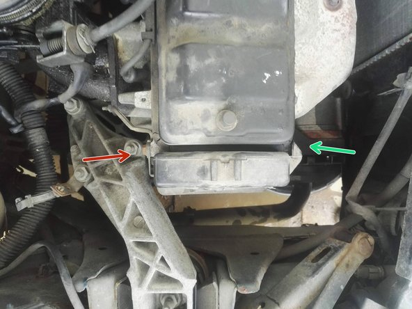 Dévisser les 2 vis de fixations du carter de distribution