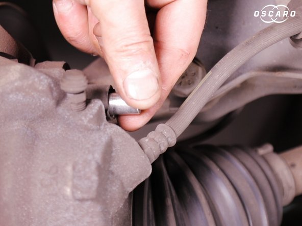 Dévisser les 2 colonnettes retenant l’étrier de frein avec la clé Allen de 7