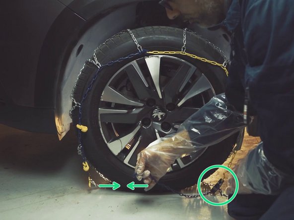 Refermer la partie intérieur de la chaîne bleu du tendeur sur le crochet jaune à gauche en bas de la roue