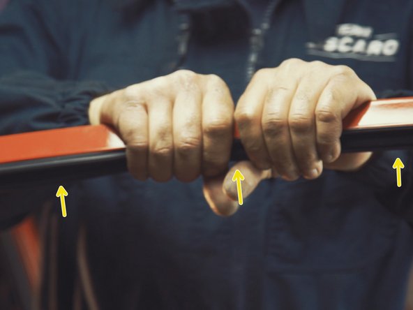 
Once the glass is in place and the guide is in the seal, correctly replace the entire seal on the door, starting with the corner.
