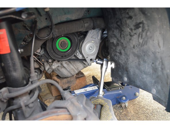 Vous pouvez maintenant desserrer la vis de la poulie de vilebrequin.