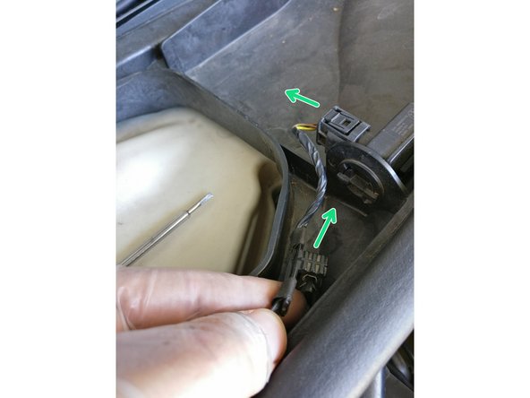 Déclipser les 3 clips à l'aide d'un petit tournevis