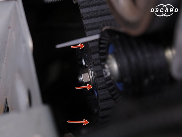 Poser la courroie de distribution sur le galet tendeur