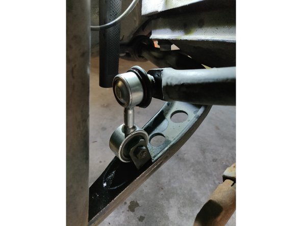 Remonter la biellette neuve dans l'ordre inverse du démontage