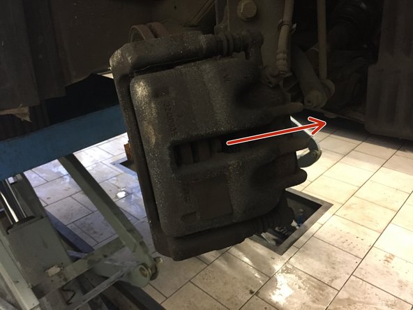 Repousser le piston à l'aide d'un tournevis plat.