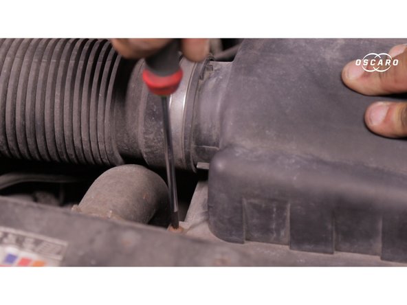 Revisser les 4 vis toujours à l'aide d'un tournevis Torx T20