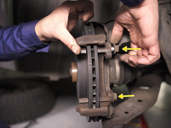 Revisser les deux boulons à la main