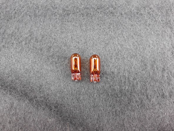 Comparer l'ancienne et la nouvelle ampoule.