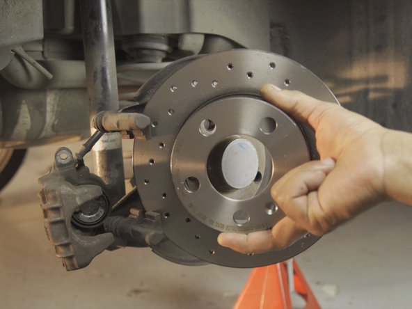 Reposer le nouveau disque sur le moyeu en faisant attention à ne pas l'endommager sur la chape