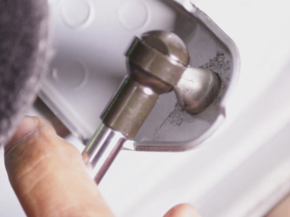 Retirer le balai et tester l'ouverture du hayon