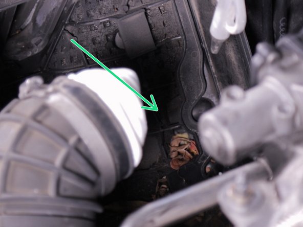 Effectuer un coup de soufflette dans la boite à air afin d'extraire toutes les impuretés présente à l’intérieur