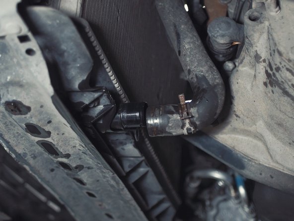 Astuce : Ouvrir le bocal puis pincer une durite d'eau pour évacué au maximum le liquide restent dans le circuit