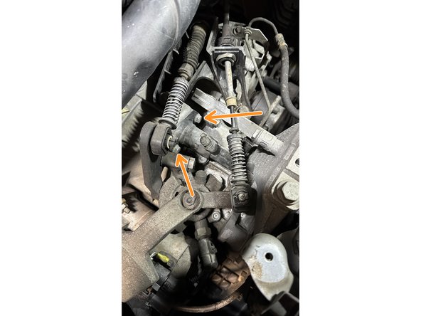 Dévisser les 2 vis de maintien du récepteur. Il sortira tout seul puisqu'il a un effet &quot;ressort&quot;. Aucun fuite d'huile car celle-ci reste à l'intérieur du récepteur.