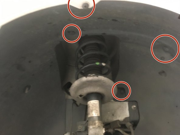 Deviser les vis de T30 et retirer les clips qui maintienne le passage de roue