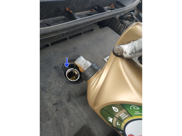 La jauge a 2 repères : la flèche du bas indique le mini, celle du haut le maxi. On cherche à etre juste au-dessous du maxi.