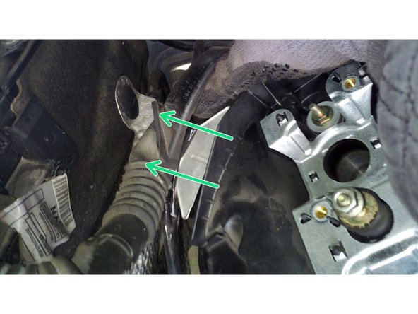 Écarter les câbles électriques de leur emplacement (inférieur gauche sur la photo 2)