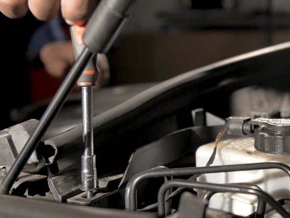 Replacer la vis aux deux extrémités à l'aide d'une clé à pipe de 8