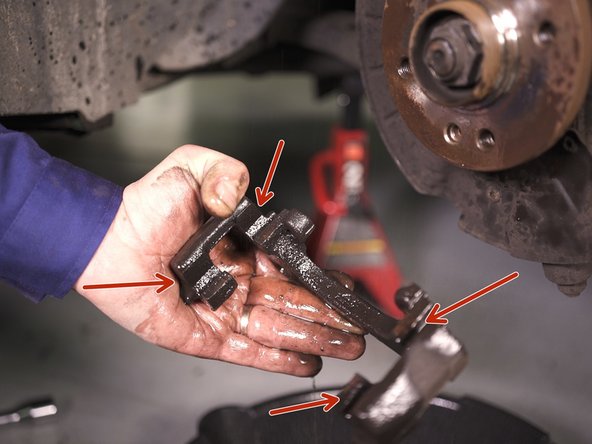 Nettoyer la chape au niveau des emplacement pour plaquettes à l'aide de nettoyant frein