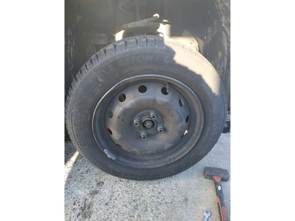 Encore une fois, on peut immobiliser la rotule intérieure avec une clé plate de 13mm si nécessaire.