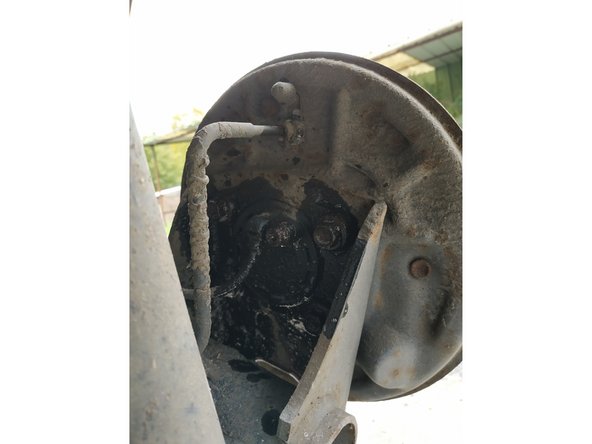 derrière le flasque de frein, passer du dégrippant sur les vis