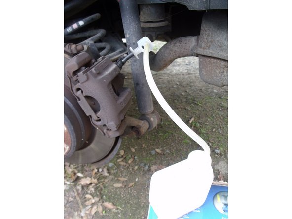 Avec une clé plate de 9, on desserre la vis d'un quart à un demi tour. Le circuit est maintenant ouvert.