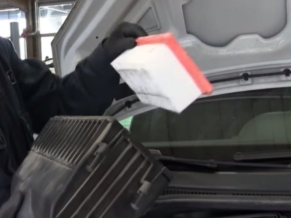 Nettoyer la boite à air (poussières, feuilles...)