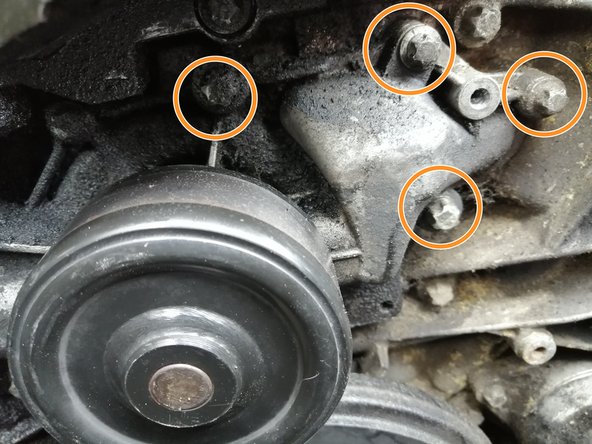 Avec le tournevis plat dévisser les colliers de maintient des durites d'eau