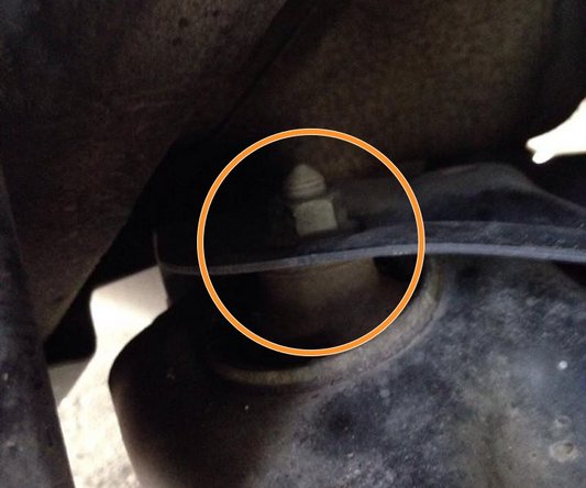 Il faudra remettre la vis ainsi que l'écrou pour sa fixation, utilisez un cliquet et une douille de 21 pour visser la vis, en même temps tenez l'écrou au dessus avec une clé plate de 21 puis vissez très fortement.