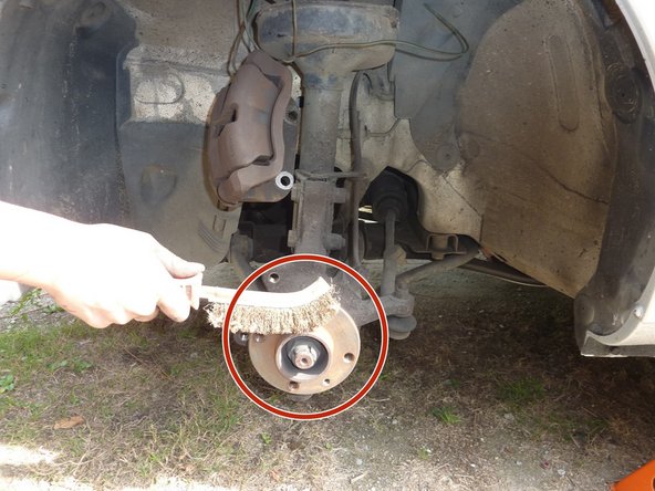 Déposer le disque usagé ou si besoin à l'aide d'un marteau.