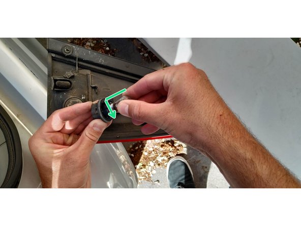 Pour sortir l'ampoule défecteuse de son support, il suffit de la devisser de 45° tout en appuyant légerement l'ampoule vers le fond de son logement.