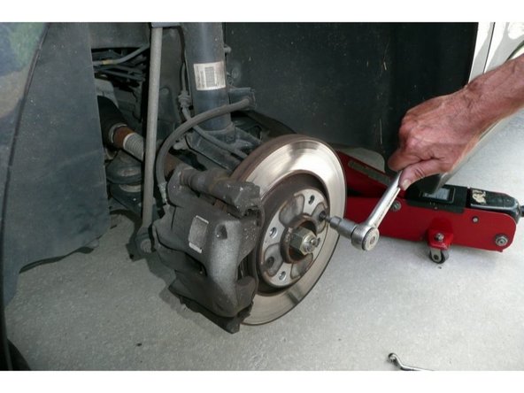 Mettre en place les nouveaux disques avec les deux vis de fixation.