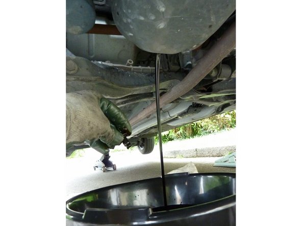 Laissez l'huile se vider correctement en reposant le véhicule au sol.