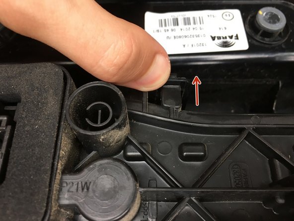 A l'aide de vos doigts, dégager la platine en écartant chaque languette vers l'extérieur du feu. Il y en a 7 en tout.