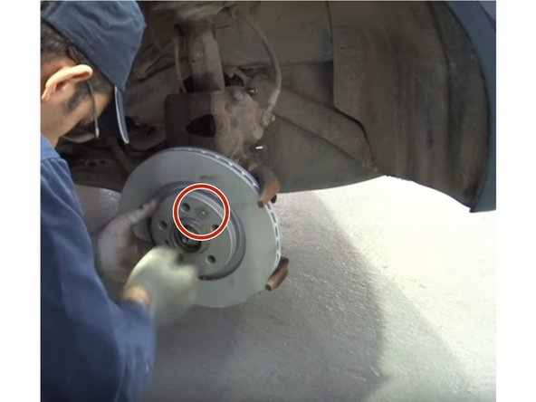 Dégraisser le disque à l'aide d'un nettoyant frein