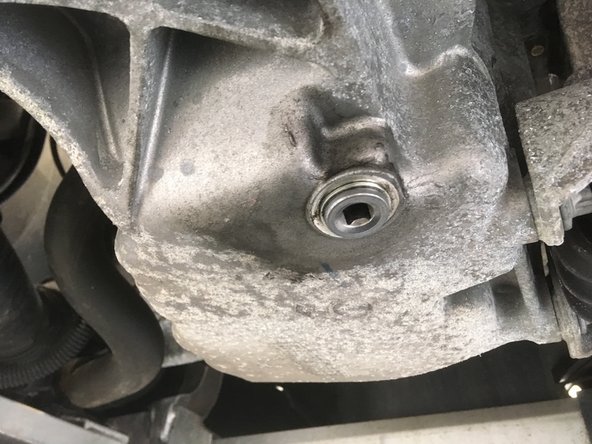 Serrer le à l'aide de la clé a vidange