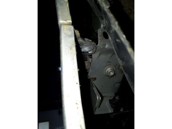 Conseil: utiliser une clé plate à cliquet ou un cliquet avec des rallonges et cardan pour travailler plus facilement.